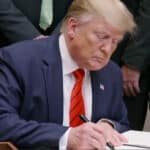 Trump underskriv